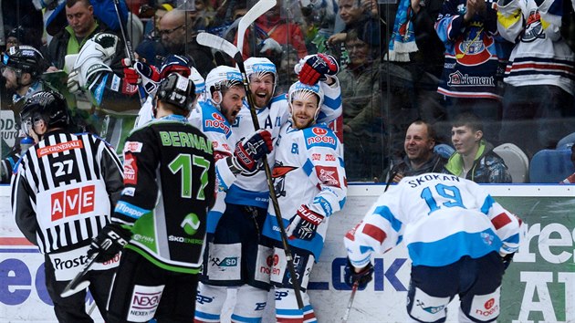 Chomutovt hokejist se raduj z glu proti Mlad Boleslavi v pedkole play-off.