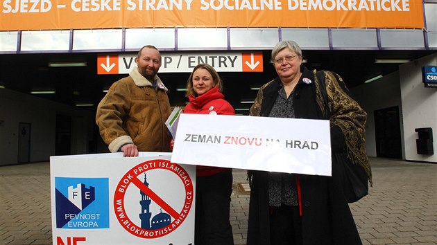 Mezi delegty sjezdu SSD sbr podpisy pro kandidaturu Zemana na Hrad Blok proti islamizaci