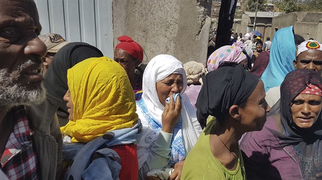 Smutek mstnch lid po sesuvu odpadk na skldce na okraji Addis Abeby, kter pohbil destky lid (12. bezna 2017)