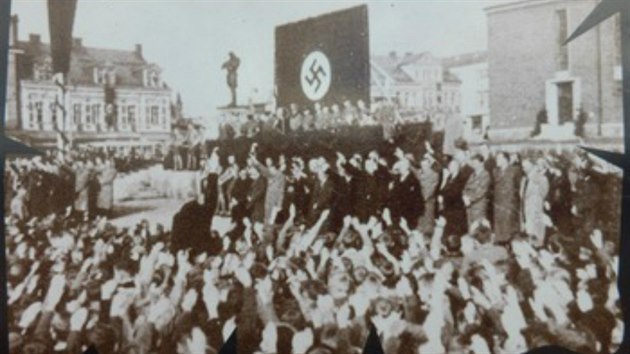 Historick fotografie Josefa Tvrznka zveejnn v rmci projektu Pam nroda ukazuj Jablonec nad Nisou ve tictch letech minulho stolet. Na snmku jsou tehdej nmet obyvatel Jablonce, seskupen okolo sochy ryte Rdigera. Fotografie dokazuje, e u kany hromadn hajlovali.