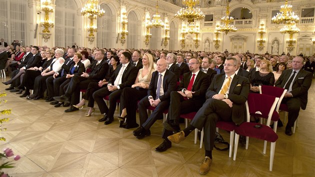 Milo Zeman pozval pznivce na Prask hrad, aby jim oznmil, e hodl znovu kandidovat. (9. bezna 2017)