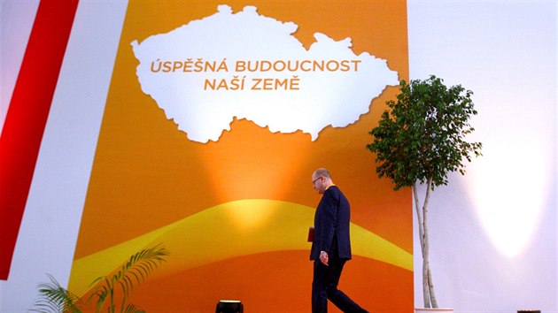 Premir Bohuslav Sobotka po projevu na sjezdu SSD v Brn. (10. bezna 2017)