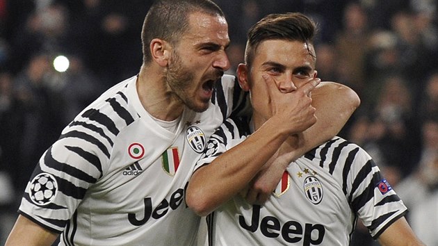 Paulo Dybala (vpravo) a Leonardo Bonucci (vlevo) oslavuj gl Juventusu v osmifinle Ligy mistr s Portem.