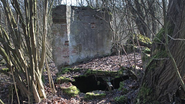 Pozůstatky povrchových staveb u sádrovcového dolu.