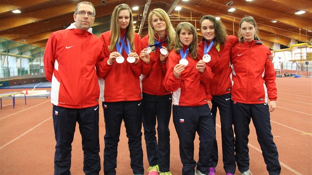 Trninkov skupina reprezentantek pod vedenm Michala Javrka v hale ve Stromovce. Zleva Michal Javrek, Veronika Skuhrovsk, Tereza Titrov, Zuzana Slvkov, Kateina Huskov, Veronika Votroubkov. 