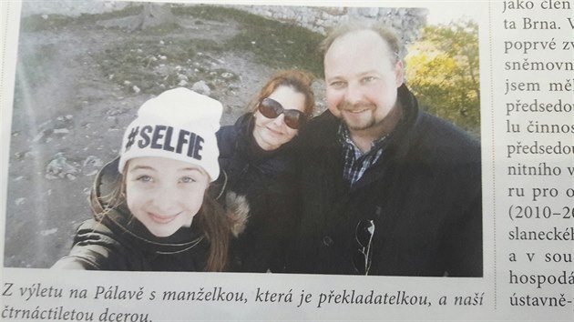 Poslanec SSD Jeronm Tejc s manelkou a s dcerou v asopise, kter rozdval na...