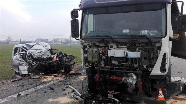 Na obchvatu Hodonna v ter rno pejel idi Citroenu do protismru, kde se srazil s kamionem. Mu za volantem osobnho vozu nehodu nepeil.