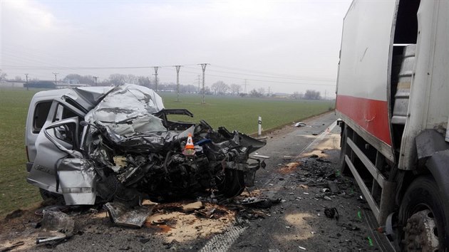 Na obchvatu Hodonna v ter rno pejel idi Citroenu do protismru, kde se srazil s kamionem. Mu za volantem osobnho vozu nehodu nepeil.