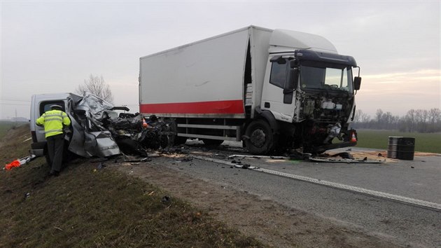 Na obchvatu Hodonna v ter rno pejel idi Citroenu do protismru, kde se srazil s kamionem. Mu za volantem osobnho vozu nehodu nepeil.