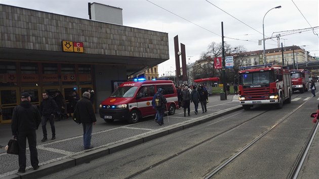 U stanice metra Florenc bylo ped tet hodinou mnoho sanitek a hasi. Byl peruen provoz metra mezi Smchovskm ndram a eskomoravskou kvli pdu lovka do kolejit.