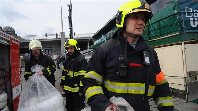 Hasii likviduj ropnou skvrnu na Vltav (11: bezna 2017).