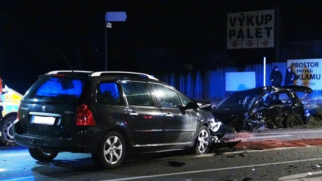 Nehoda volkswagenu a peugeotu na kiovatce pobl eskho Brodu (12. bezna 2017).