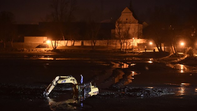 V bahn tpnickho rybnka v Teli uvzl bagr. Jeho idii vysvobodili po nkolika hodinch a hasii, kte k nmu pijeli na lunu.