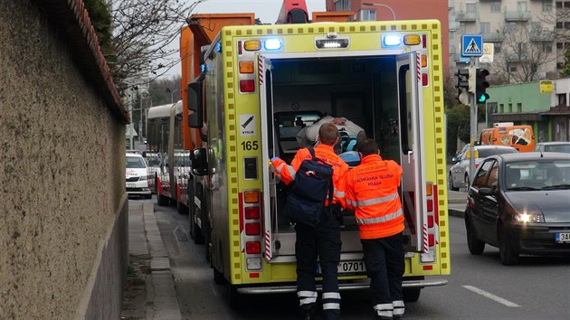 Autobus MHD se v Praze 4 stetl s nkladnm vozem Praskch slueb (17.3.2017).