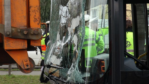 Autobus MHD se v Praze 4 stetl s nkladnm vozem Praskch slueb (17.3.2017).