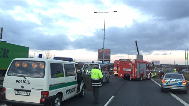 Nehoda deseti aut pobl obchodnho centra Europark zablokovala provoz na trboholsk radile (10. nora 2017).