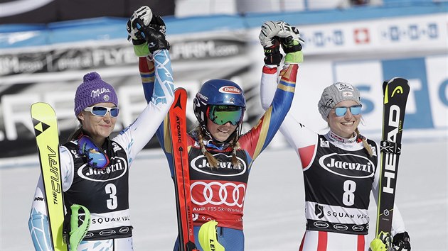 Ti nejlep ve slalomu ve Squaw Valley (zleva): druh rka Strachov, vtzn Mikaela Shiffrinov a tet Bernadette Schildov.