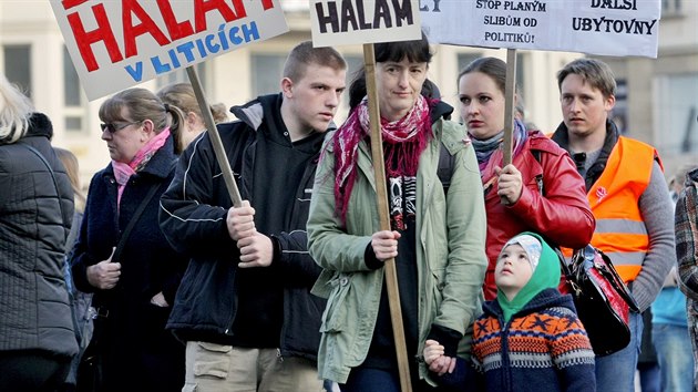 Na nmst Republiky v Plzni demonstrovali lid proti plnovan vstavb prmyslovch hal na okraji Litic. (14. bezna 2017)