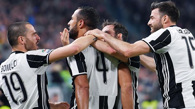 Medhi Benatia (druh zleva) z Juventusu se raduje se spoluhri z glu v zpase s AC Miln.