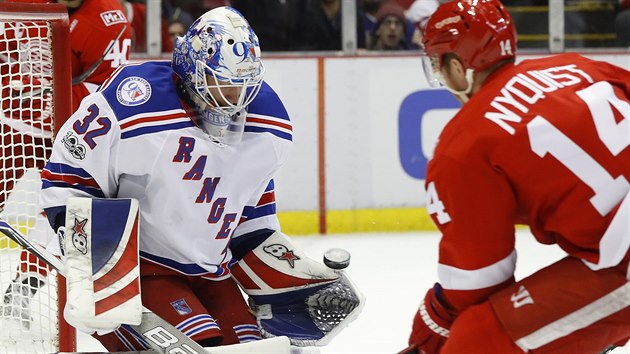 Brank Antti Raanta z New York Rangers likviduje anci detroitskho Gustava Nyquista.