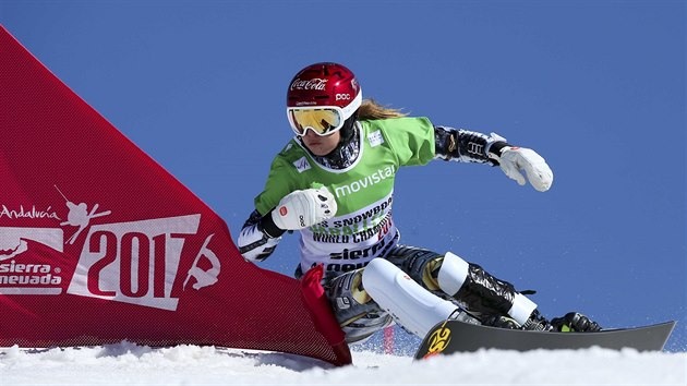 esk snowboardistka Ester Ledeck v osmifinlov jzd v paralelnm slalomu na MS v Sierra Nevad.