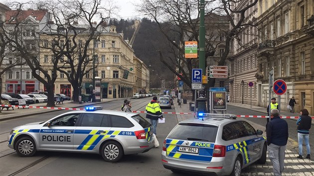 Policist vyjeli do Vtzn ulice na Mal stran, kde byl nahlen nlez podezelho pedmtu na ulici (14.3.2017)