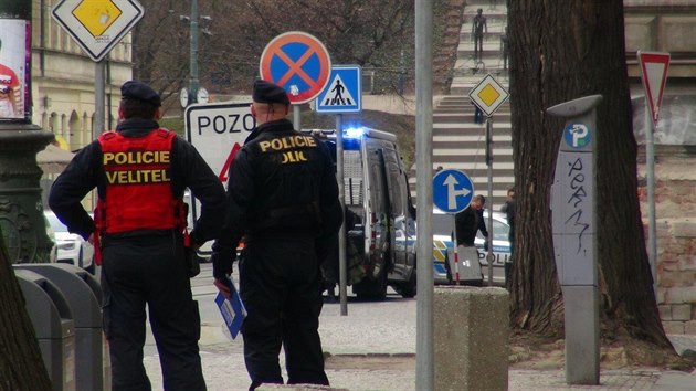 Policist vyjeli do Vtzn ulice na Mal stran, kde byl nahlen nlez podezelho pedmtu na ulici (14.3.2017)