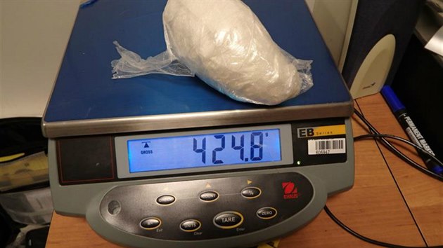 Policie zadrela paerka, kter pl kila kokainu schovval ve spodnm prdle (16.3.2017)