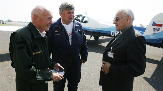 Kardinl Miloslav Vlk v roce 2006 spolu s pilotem Miroslavem Kovem (uprosted) peletli nad Prahou.