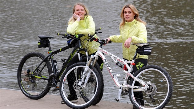 Studentky Petra Krhutov (vpravo) a Helena Zlesk, kter se svm cyklostanem zabodovaly v souti, je m mlad lidi motivovat k vlastnmu podnikn.