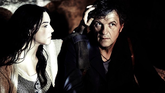 Monica Bellucci a Emir Kusturica ve filmu Na mln drze