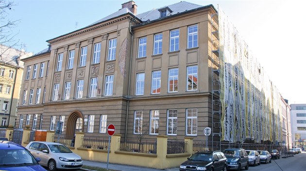 Neoklasicistn budova olomouck obchodn akademie na td Spojenc. Proti jejmu zateplen zaali lid podepisovat petici.