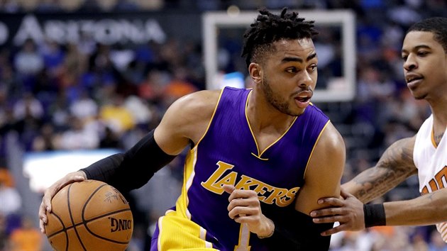 D'Angelo Russell (vlevo) z LA Lakers unik Tyleru Ulisovi z Phoenixu.