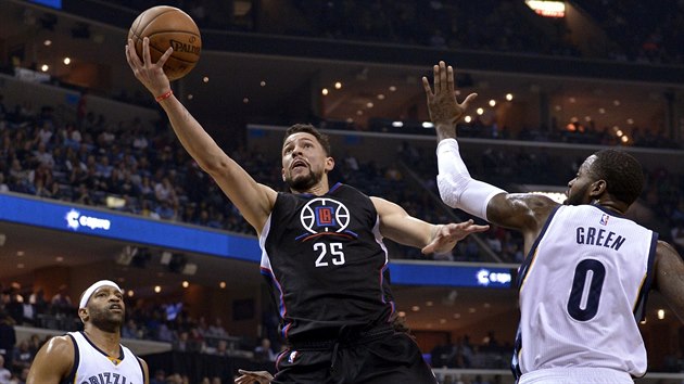 Austin Rivers z LA Clippers zakonuje proti Memphisu, Vince Carter (vlevo) to jen sleduje, JaMychal Green stelce brnil.