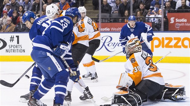 Michal Neuvirth hld branku Philadelphie v duelu s Torontem.