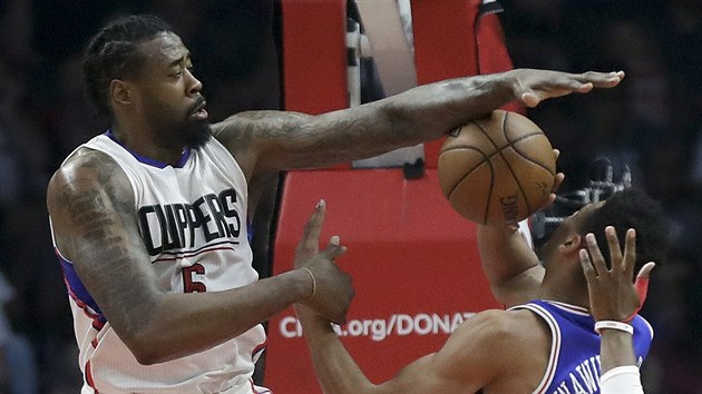 DeAndre Jordan (vlevo) z LA Clippers blokuje Timothho Luwawu-Cabarrota z Philadelphie..