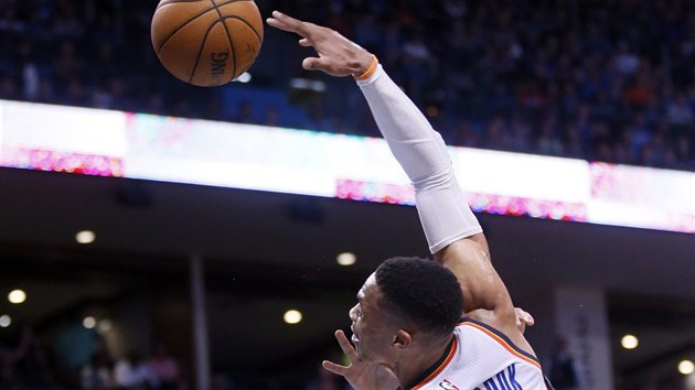 Russell Westbrook z Oklahoma City zakonuje proti Sacramentu.