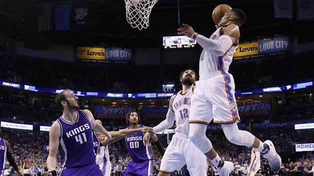 Russell Westbrook z Oklahoma City smeuje proti Sacramentu.