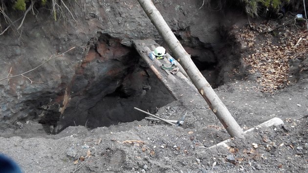 Vkop u Kumburskho jezdu na Jinsku, kde zemina zavalila mue (14.3.2017).