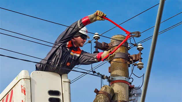 Energetici museli kvli peprav ob ndre rozpojit elektrick veden v Sadov na Hradecku (17.3.2017).