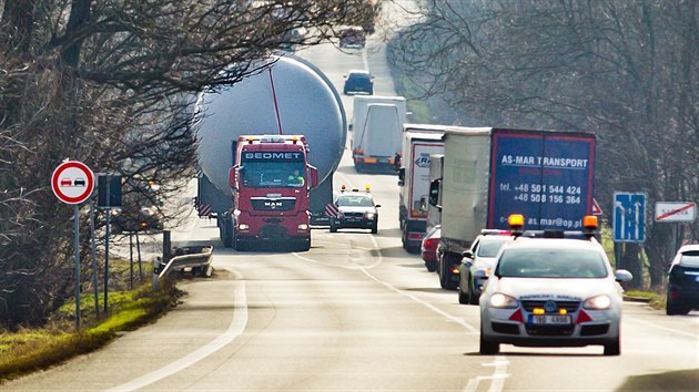 Kvli peprav ob ndre pes Jinsko musela policie na nkterch secch odstavovat auta ke krajnici (17.3.2017).