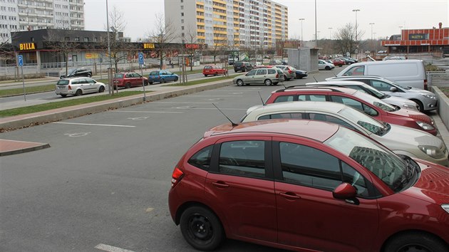 Parkovit na Beneov td v Hradci Krlov. Msto t stn pro hendikepovan jich tu je sedm, vtinou dlouhodob przdnch.