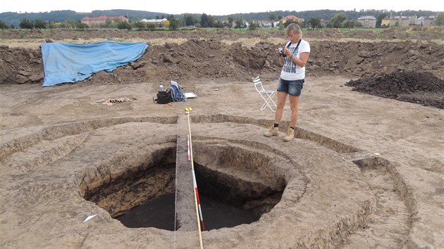 Archeoloka Martina Bekov u nlezu nelnickho hrobu v Kostelci nad Orlic