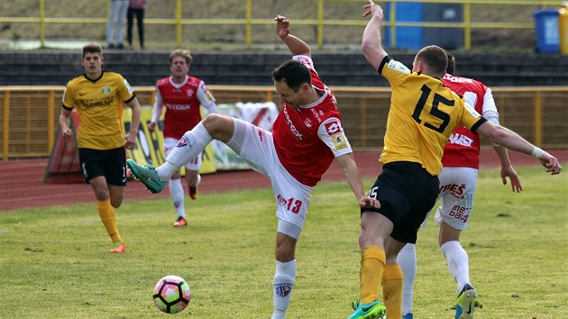 Momentka z duelu Sokolov (lut) vs. Pardubice