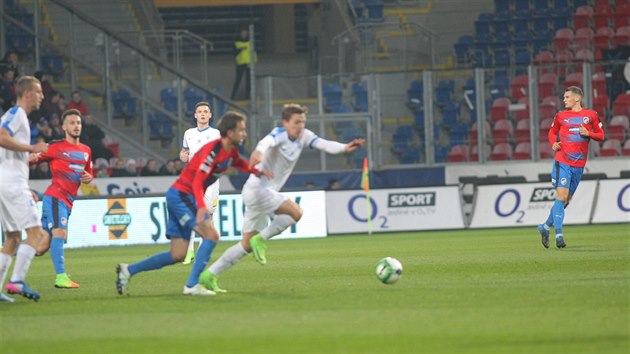 Momentka z fotbalovho duelu Plze (ervenomodr) vs. Liberec