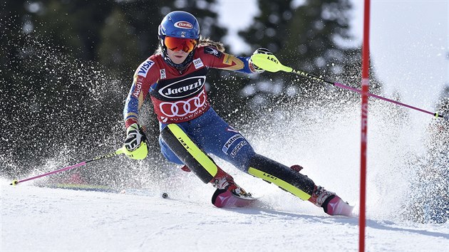 Mikaela Shiffrinov na trati slalomu ve Squaw Valley