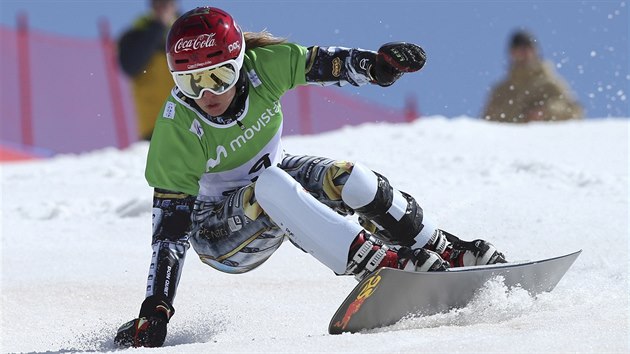 Snowboardistka Ester Ledeck bhem tvrtfinlov jzdy v obm slalomu na mistrovstv svta.