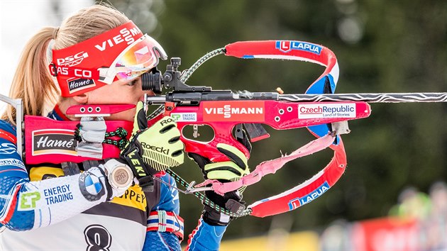 STOJKA. Eva Puskarkov pi stelb ve sprintu v Oslu