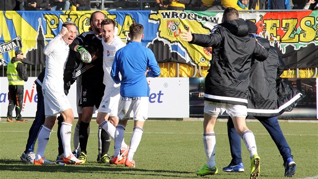 Fotbalist Banku Ostrava se raduj z vhry v Opav.