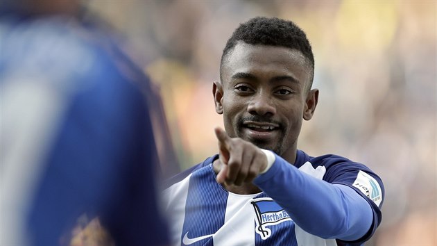 tonk Herthy Berln Salomon Kalou se raduje z branky do st Borussie Dortmund.